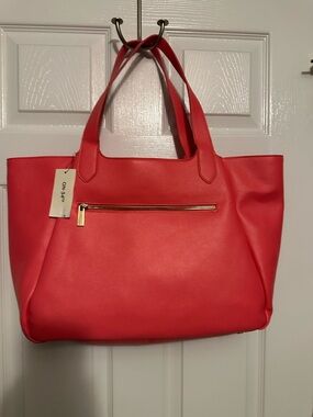 NWT on 34th Azrielle bag